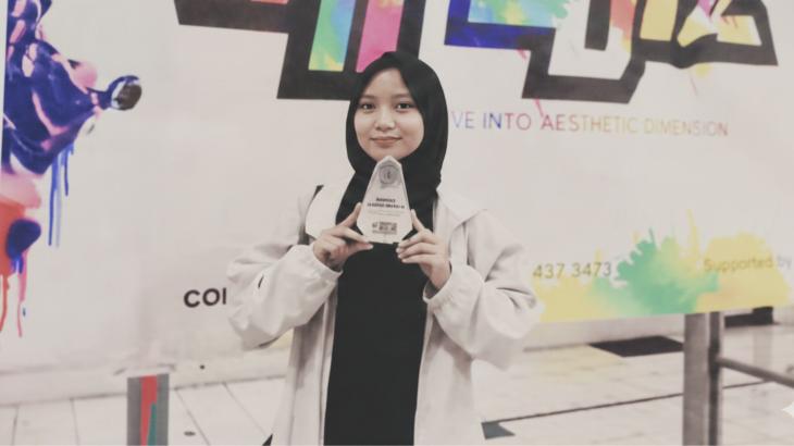 Siti Aisyah Mahasiswi DKV Universitas Teknologi Digital yang Terus Bersinar Lewat Karya dan Dedikasi